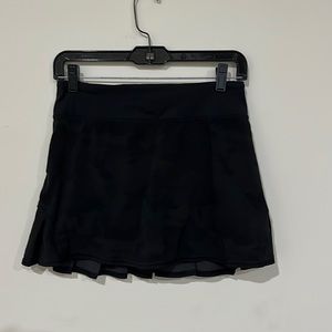 Lululemon dark camo pattern skirt with pleats in back sz 4 has shorts 14” length